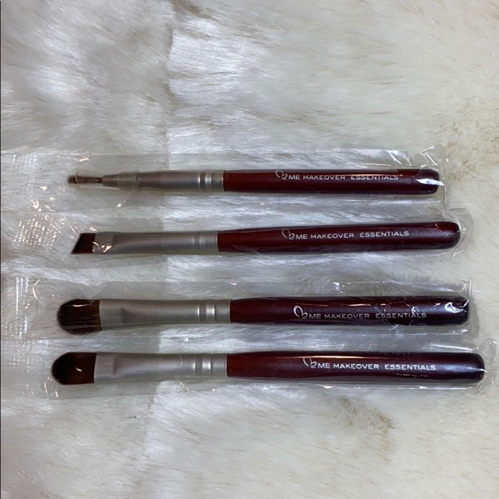 ME makeover essentials mini brush bundle - Picture 2 of 3